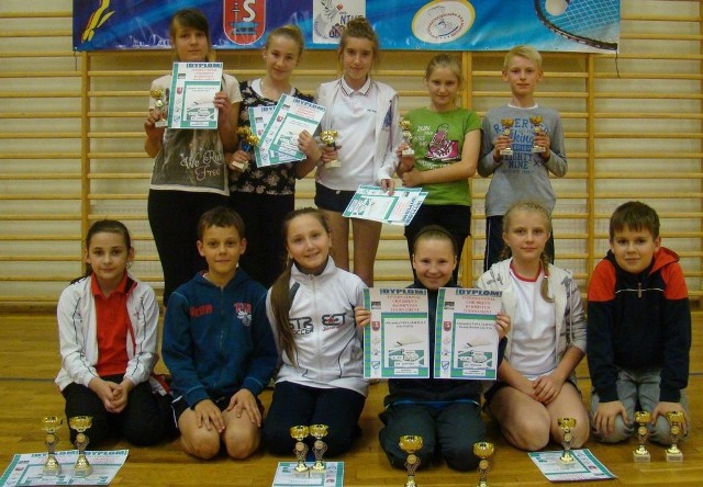 Suchedniowscy oraz łączyńscy medaliści turnieju z okazji Dnia Dziecka po zakończeniu zmagań. 