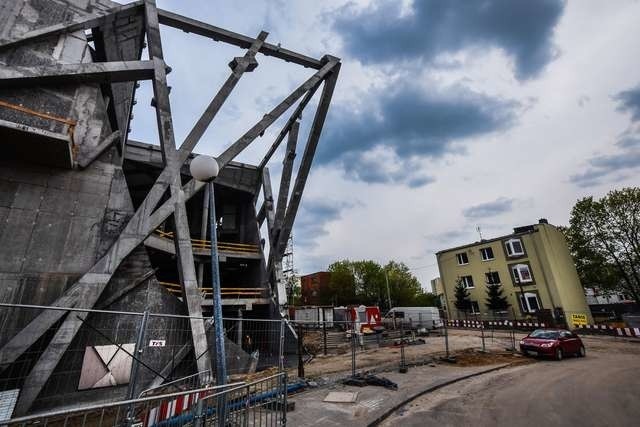 Budynek przy Zielonych ArkadachSamotna kamienica przed wejściem do Zielonych Arkad - „robinsonowie” na placu budowy