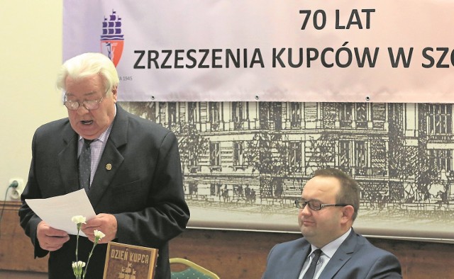 Najstarszy prezes Zrzeszenia Kupców w Polsce, szczecinianin Józef Pepliński (siedzi radny Marcin Matias) podczas uroczystości 40-lecia połączonej z obchodami 70-lecia Zrzeszenia