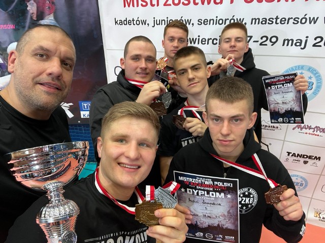 Sportowcy ASW Knockout Zielona Góra zdobyli w Zawierciu 10 medali mistrzostw Polski.