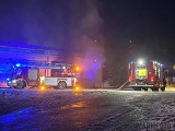Pożar warsztatu w Nysie. W Kałkowie samochód uderzył w dom. Dwie osoby zostały ranne
