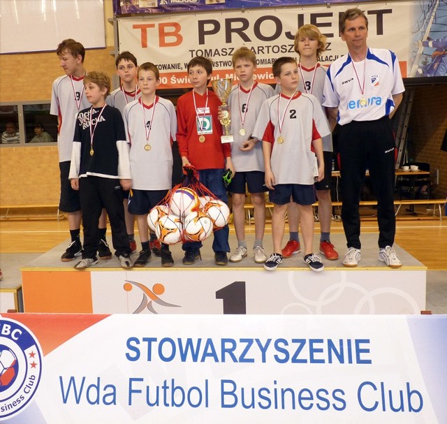 Uczniowie ze Szkoły Podstawowej nr 1 w Świeciu wraz ze swoim opiekunem Jarosławem Klingerem na najwyższym stopniu podium