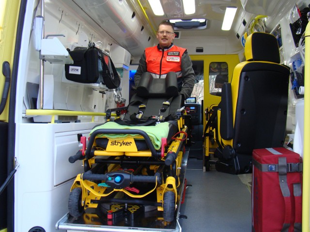 Ratownik Andrzej Dziędziel prezentuje wyposażenie w nowym ambulansie. Jego wartość to przeszło 350 tys. zł. Jest to najbardziej nowoczesny sprzęt ratowniczy, jaki jest używany w tego typu pojazdach