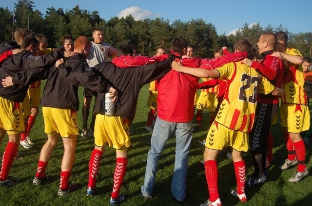 Tak piłkarze rezerw Korony świętowali zdobycie Pucharu Polski na szczeblu okręgu.
