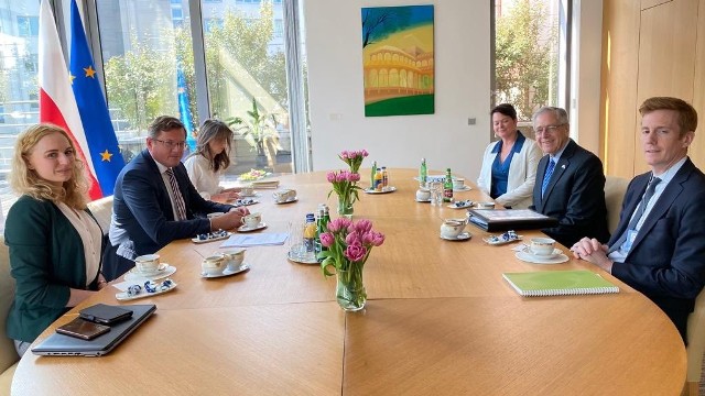 Andrzej Sadoś spotkał się w czwartek z ambasadorem Markiem Gitensteinem, aby omówić bieżącą pomoc humanitarną i gospodarczą dla ludności Ukrainy, a także dalsze sankcje wobec Rosji
