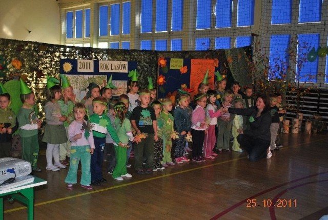 Dzieci pod opieką nauczycielki przygotowały spektakl poświęcony drzewom.