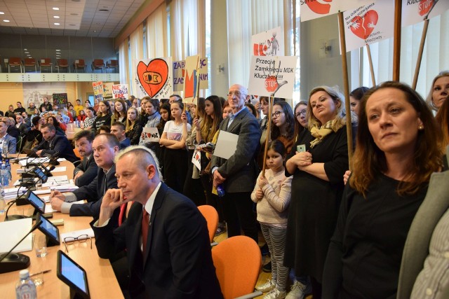 Protest przeciwko likwidacji Młodzieżowego Domu Kultury na sesji rady powiatu w marcu 2019 r.