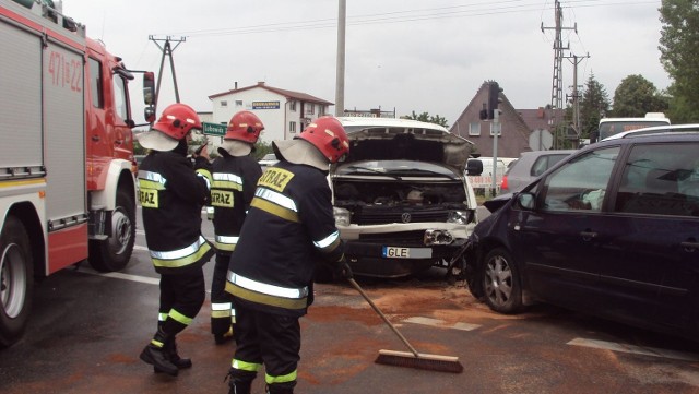 Ford Galaxy uderzył w Volskwagena w podlęborskich Mostach.