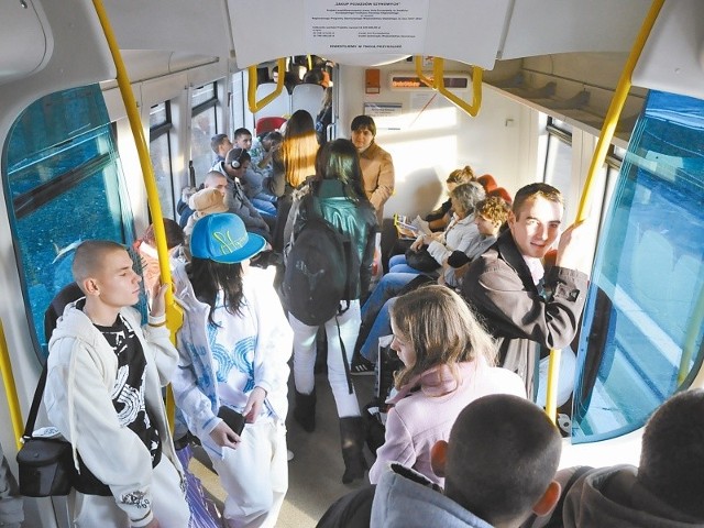 Taki tłok w pociągu kursującym popołudniami z Opola do Tułowic to norma. - Tylko dodatkowe autobusy rozwiążą nasz problem - mówią pasażerowie. (fot. Mariusz Jarzombek)