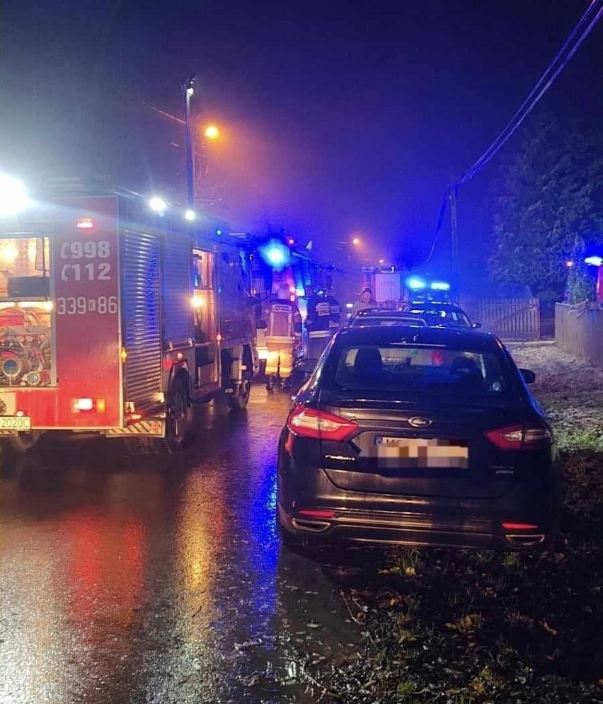 Pożar domu w powiecie krakowskim. Zaalarmowano sześć jednostek straży pożarnych