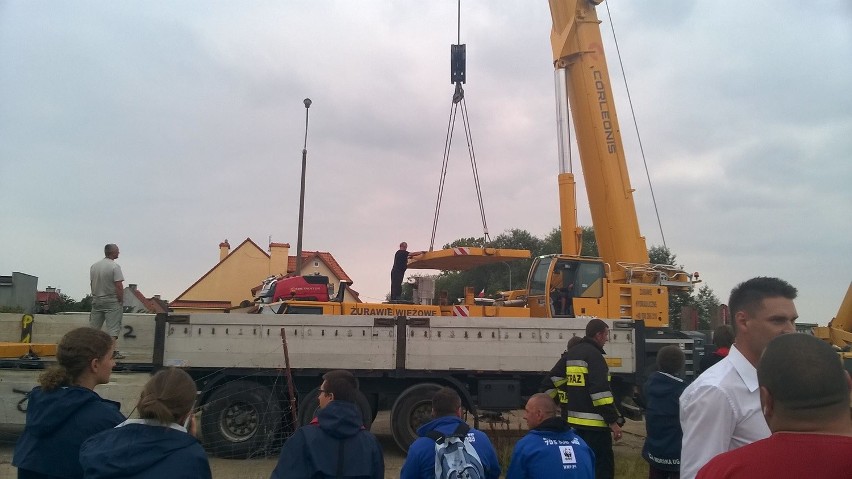 Wieloryb w porcie w Helu został wyciągnięty z wody. Badają go naukowcy [ZDJĘCIA,WIDEO]