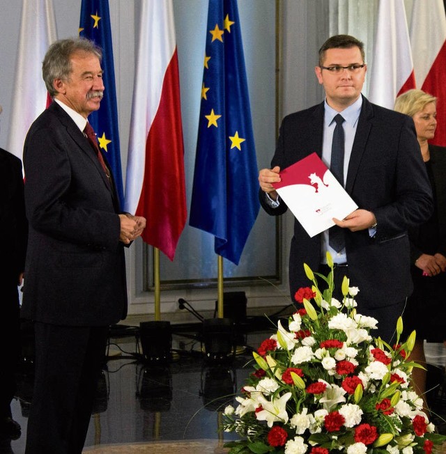 Jarosław Szlachetka (z prawej) odbiera zaświadczenie o wyborze na posła