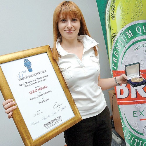 Agnieszka Ciesielska prezentuje złoty medal dla piwa &#8222;Brok Export&#8221; przywieziony z Wiednia.