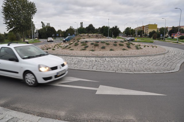 Rondo koło Tesco, tu dziś przebiega obwodnica.