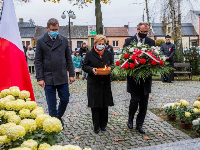 Władze oraz mieszkańcy gminy Jedlińsk uczcili rocznicę odzyskania przez Polskę niepodległości. Najpierw była msza święta, a potem wspólne złożenie kwiatów pod miejscami historycznymi na terenie gminy. Zobaczcie zdjęcia!