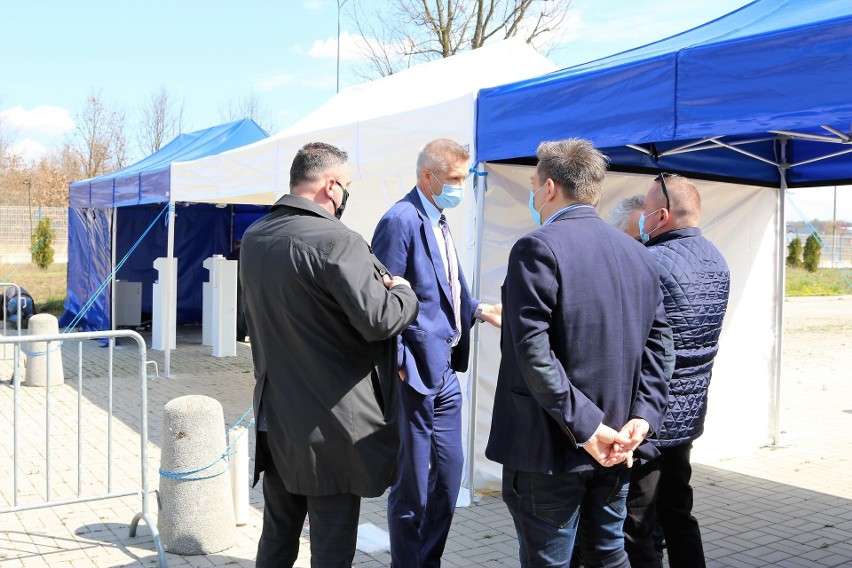 Na terenie Targów Kielce powstaje miejski punkt szczepień drive-thru. Zaszczepią przeciw COVID-19 w samochodzie (ZDJECIA)