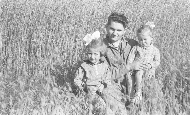 Pan Leopold z córkami - Basią i Jagodą. Zdjęcie wykonała jego żona Halina w 1964 roku w Kobylnicy. W maju 1965 roku pan Leopold z rodziną zamieszkał w Słupsku. W Kobylnicy pozostali rodzice, znajomi...