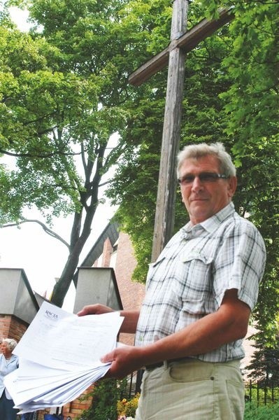 Zbigniew Kaczmarek przez całe lato zbierał podpisy pod wnioskiem o referendum w sprawie budowy kościoła na osiedlu Szyjka