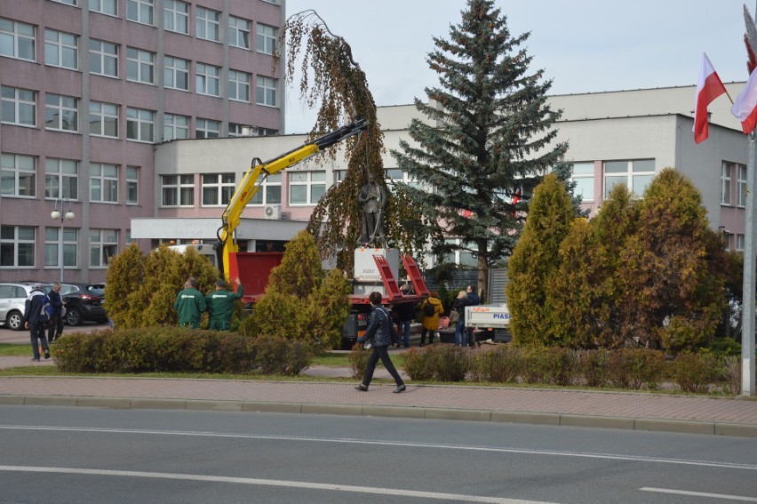 Tarnów. Marszałek Józef Piłsudski ma wreszcie pomnik w mieście. Na cokole ustawiono go w kwadrans [ZDJĘCIA]