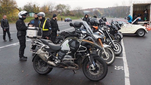 Piknik motoryzacyjny w listopadzie? Czemu nie. Organizatorzy XVI akcji ‘Wrzuć miedziaka dla dzieciaka” zaprosili w sobotę koszalinian na tereny podożynkowe, gdzie zorganizowano Dzień z Automobilklubem. – Bez oglądania się na pogodę chcemy działać i pomagać innym – podkreślali organizatorzy.W tym roku w ramach akcji w Koszalinie zaplanowano łącznie 21 wydarzeń. Najbliższe już w niedzielę 6 listopada w koszalińskim Motoparku (od godz.  10 odbywać się będą wyścigi maluchów, o 12 zaczynają się zbierać inni kierowcy, pojazdy, ruszają inne atrakcje). Finał akcji zaplanowano 18 grudnia. W tym roku celem jest pomoc Hospicjum dziecięcemu przy ul. Kościuszki w Koszalinie.