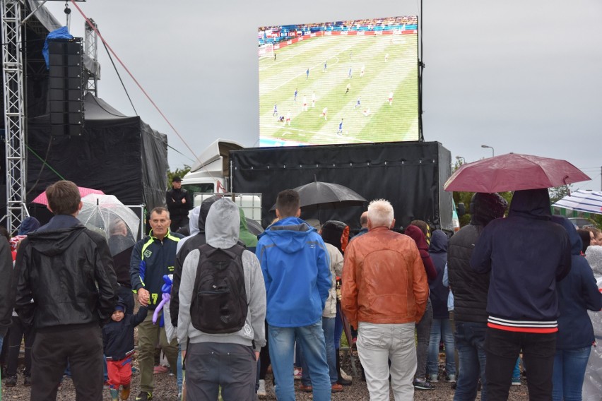 Mimo deszczu kibice w Starachowicach do końca ogladali polskich piłkarzy 