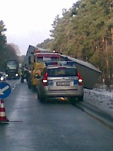 Ciężarówka wpadła do rowu. Droga z Zielonej Góry do Krosna jest częściowo zablokowana