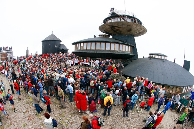 10-08-2010 karpacz na szczycie sniezki odbyla sie coroczna msza swieta podczas swieta przewodnikow gorskich swietego wawrzynca z wizyta przyszedl na nogach spod gornej stacji wyciagu na kope prezydent rzeczpospolitej polski bronislaw komorowski gdzie spotkal sie z prezydentem czech vaclavem klausem vaclav klaus prezydent polski bronislaw komorowski sniezka karkonosze gory sudety wizyta swiety wawrzyniec swieto ludzie gor przewodnik sudecki impreza karpacz szczyt gazeta wroclawska marcin oliva soto / polskapresse