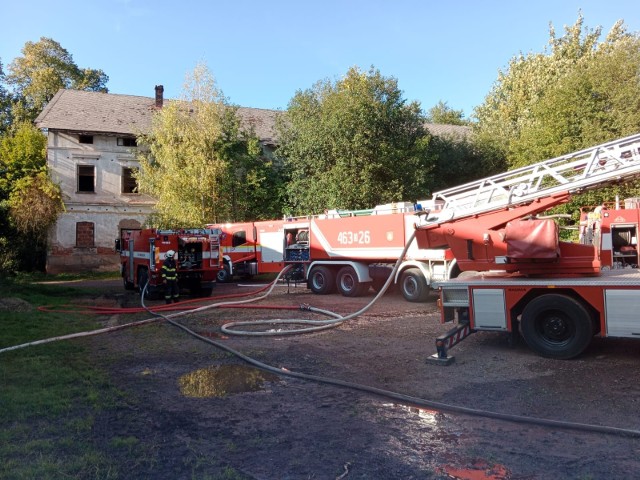 Strażacy z Dolnego Śląska mieli za zadanie ochronić sąsiadujący budynek gospodarczy.