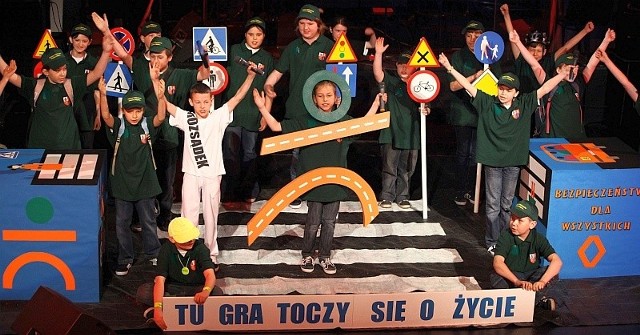 Zwycięska klasa IV B ze Szkoły Podstawowej im. Jana Kochanowskiego z Piekoszowa na scenie Teatru Buffo, w którym odbył się polski finał dziewiątej edycji ogólnopolskiego konkursu plastycznego "Bezpieczeństwo dla Wszystkich&#8221;, którego organizatorem jest Renault.