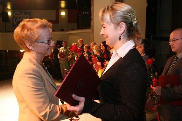 Milena Dyraga, najlepsza wolontariuszka  przyjmuje gratulacje od wicewojewody Beaty Oczkowicz.