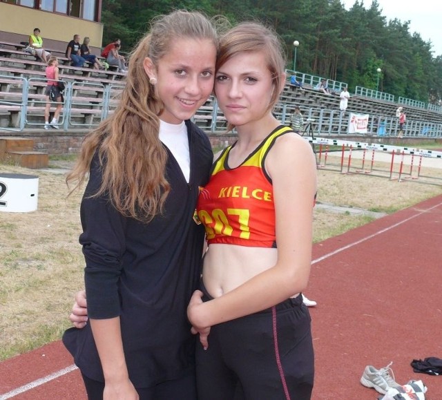Rodzinna fotografia na mecie biegu na 800 metrów - z lewej Katarzyna Gliścińska z Krasocina, obok jej...ciocia Justyna Włodarczyk z Kieleckiego Klubu Lekkoatletycznego.