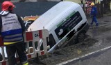 Katowice: samochód wjechał do wykopu i uszkodził rurociąg ZDJĘCIA