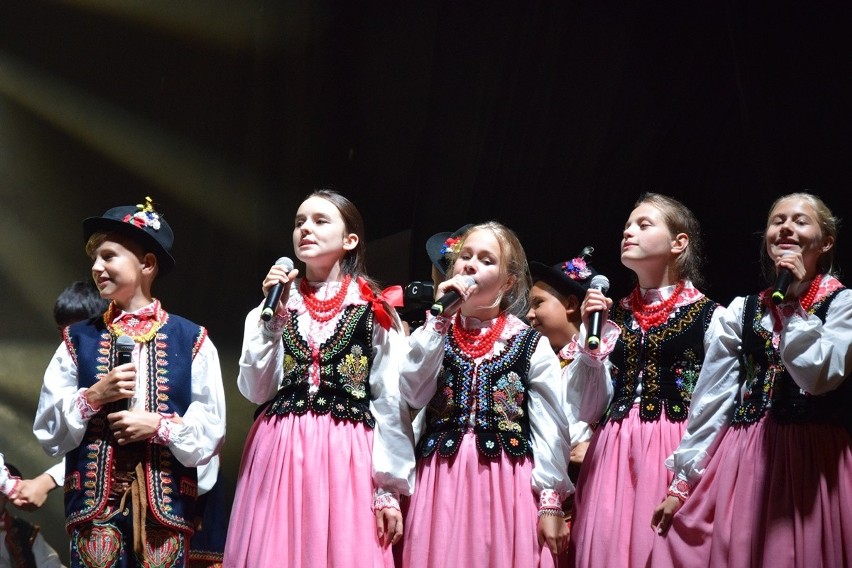 Nowy Sącz. Antek Smykiewicz poprowadził Koncert Finałowy Festiwalu Skowroneczek