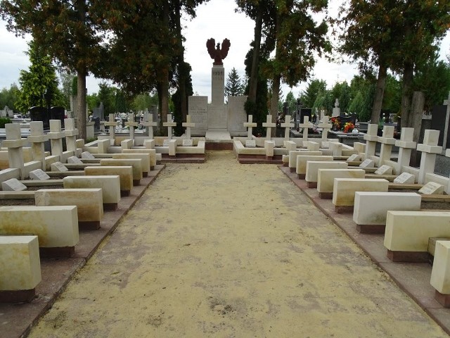Prace restauratorskie obejmują czterdzieści nagrobków w kwaterze II Wojny Światowej zwoleńskiego cmentarza.