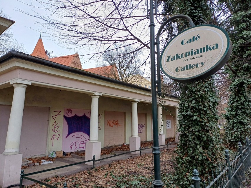 Zamknięta Cafe Zakopianka przy Plantach Krakowskich.