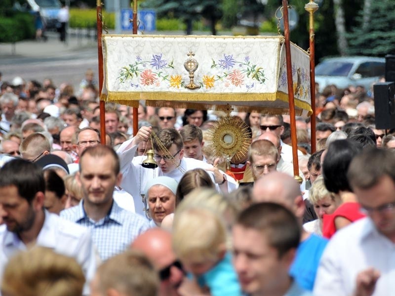 Tysiące wiernych na procesji Bożego Ciała w Krośnie [ZDJĘCIA]