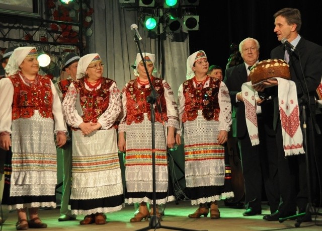 Wacław Szarek, burmistrz Sędziszowa (z bochenkiem chleba) oraz chór Barwinek z Ukrainy.