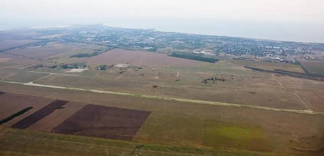 Już 11 stycznia dziennikarz śledczy Benjamin Pittet opublikował zdjęcia satelitarne przedstawiające lotnisko w Berdiańsku. Widać na nim, że Rosjanie przygotowują sobie bazę. Można tam naliczyć 17 rosyjskich śmigłowców i różne fortyfikacje.