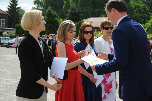 Podczas zakończenia roku szkolnego w Gimnazjum Miejskim w Sławnie przyznano następujące nagrody i tytuły:  trzystopniową nagrodę imienia Patrona Szkoły (kryteria: wzorowe zachowanie, średnia ocen powyżej 5,0 oraz działalność społeczna)otrzymali kolejno