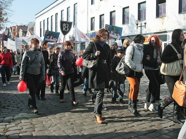 Wolontariusze PCK z okazji 90 - lecie działalności szkolnych kół zorganizowali pochód ulicami Grudziądza