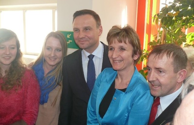 Po zakończeniu spotkania w Ostrowcu, państwo Dorota Stępień i Andrzej Zając (z prawej) wręczyli Andrzejowie Dudzie zaproszenie na swój ślub.