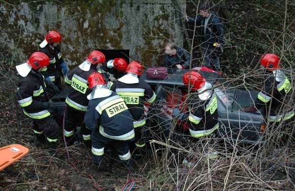 Dwie osoby zostaly ciezko ranne w sobotnim (23 bm.) wypadku,...