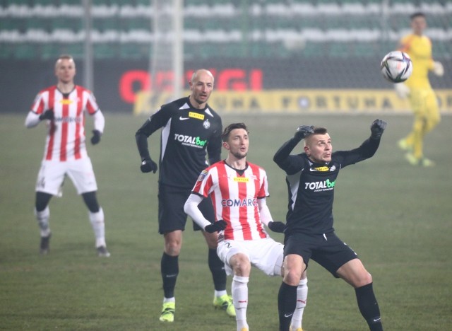 Warta nie zdołała powtórzyć wyczynu z ligowego starcia z Cracovią i przegrała 0:1, tym samym żegnając się z Pucharem Polski. Kolejne zdjęcie-->