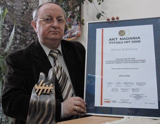 Edward Fedko świeżo przywiózł z Poznania dyplom i statuetkę samorządowego Hita Roku 