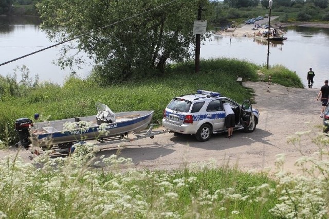 Poniedziałkowe popołudnie. Policjanci z łodzią motorową rozpoczynają poszukiwanie zwłok.