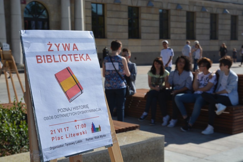 "Żywa biblioteka" na placu Litewskim. Rozmawiali o dyskryminacji [ZDJĘCIA, WIDEO]