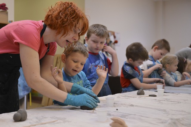 Pracownię ceramiczną Słupskiego Ośrodka Kultury przy ulicy Wojska Polskiego odwiedziło około 50 przedszkolaków z Zespołu Szkolno- Przedszkolnego w Redzikowie. Dzieci podczas wizyty w pracowni poznały podstawowe techniki lepienie z gliny, sposoby jej zdobienia i wypalania. Pod okiem instruktorek: Agnieszki Pienkos i Joanny Swornowskiej wykonali gliniane zajączki, a instruktor Tomasz Popławski objaśnił zasadę działania koła garncarskiego.