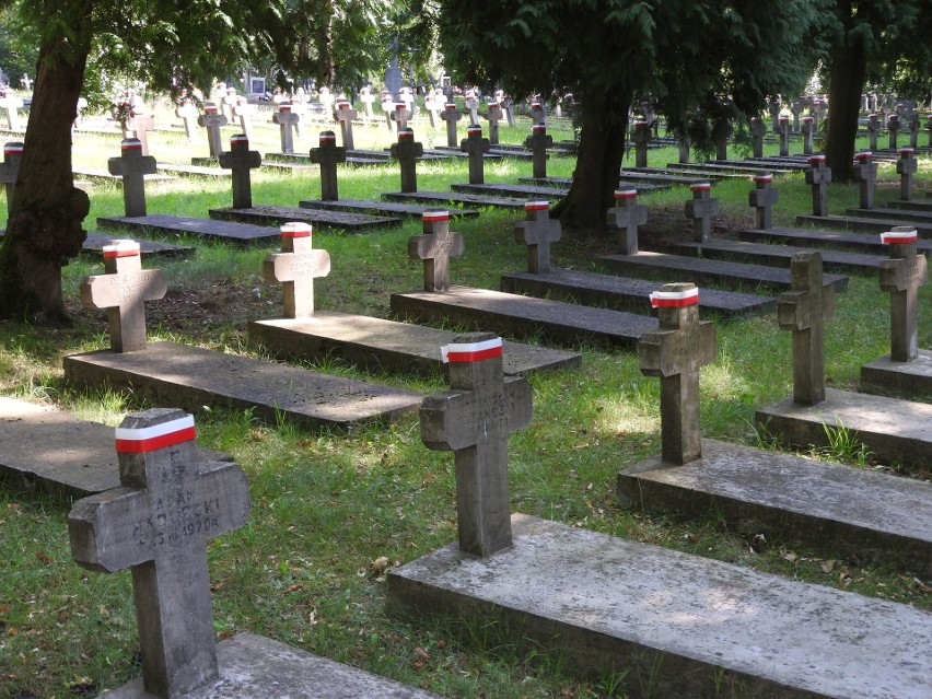 Radni PiS udekorowali krzyże na cmentarzu wojskowym przy ul. 11 Listopada w Białymstoku biało-czerwonymi opaskami (zdjęcia)