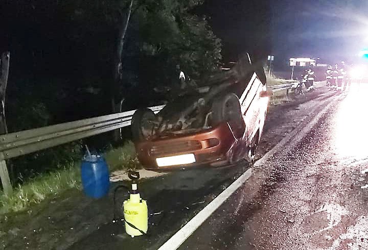 DK 28. Nocne dachowanie matiza w Ptaszkowej. Jedna osoba w szpitalu