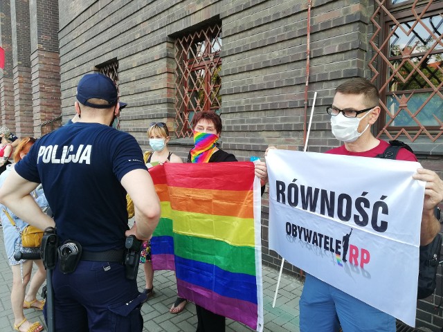 Pikieta pod Komendą Wojewódzką Policji we Wrocławiu